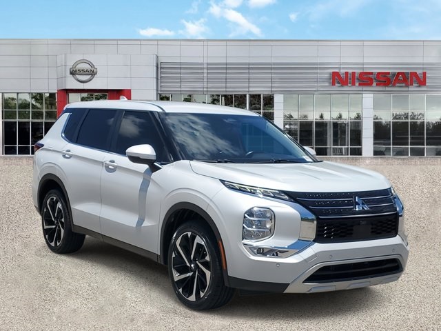 2022 Silver Mitsubishi Outlander FWD SUV