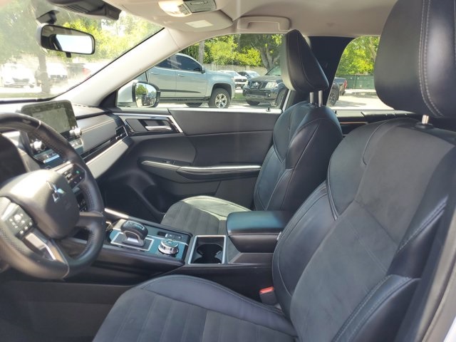2022 Silver Mitsubishi Outlander FWD SUV
