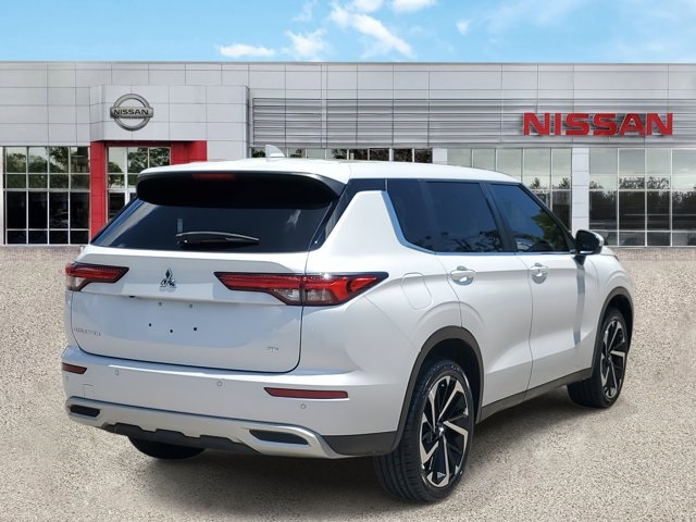 2022 Silver Mitsubishi Outlander FWD SUV