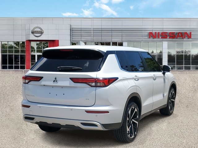 2022 Silver Mitsubishi Outlander FWD SUV