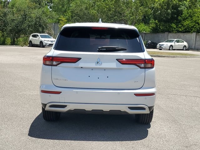 2022 Silver Mitsubishi Outlander FWD SUV