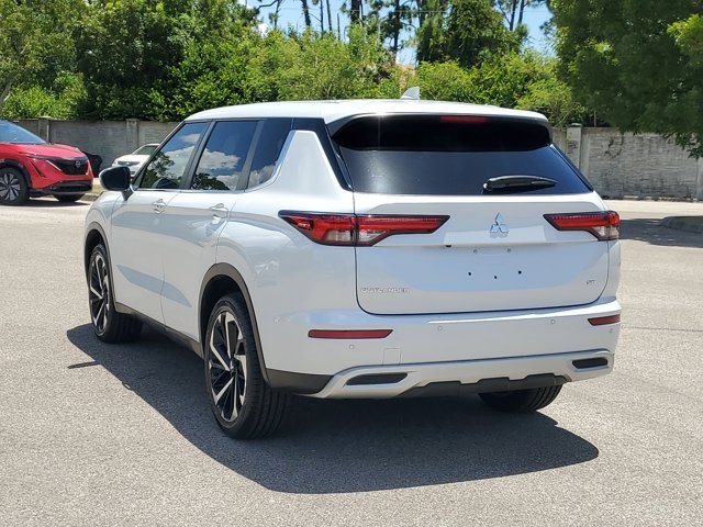 2022 Silver Mitsubishi Outlander FWD SUV