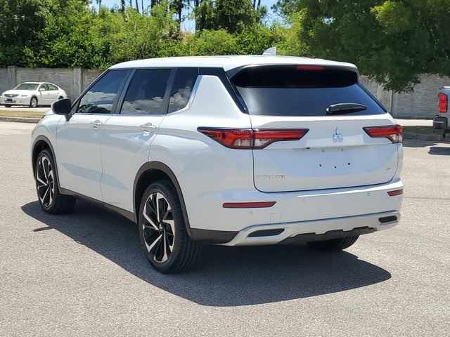 2022 Silver Mitsubishi Outlander FWD SUV