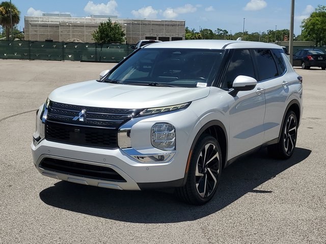 2022 Silver Mitsubishi Outlander FWD SUV