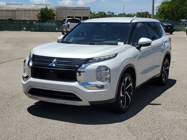 2022 Silver Mitsubishi Outlander FWD SUV