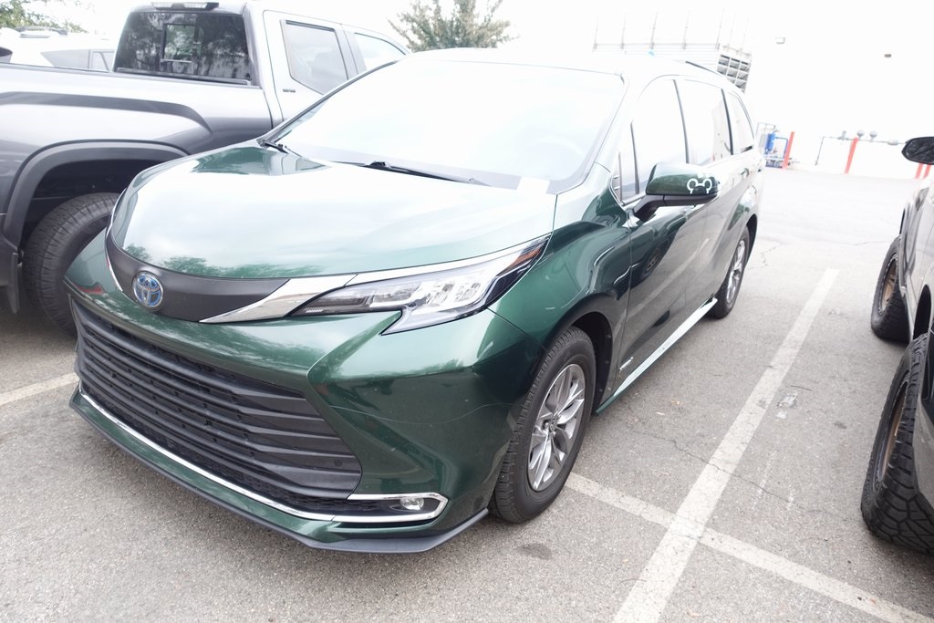 2021 Toyota Sienna XLE's photo