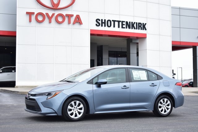 2024 Toyota Corolla LE's photo