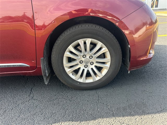 2014 Toyota Sienna XLE photo 12