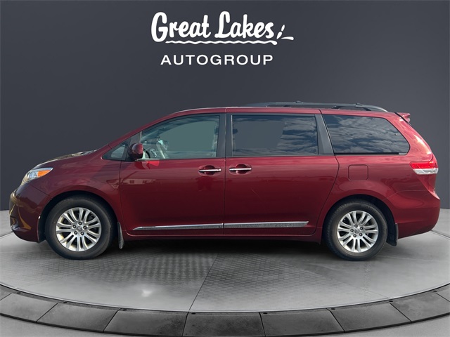 2014 Toyota Sienna XLE photo 2