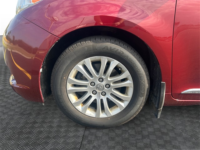 2014 Toyota Sienna XLE photo 9