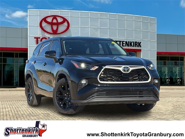 2023 Toyota Highlander LE's photo