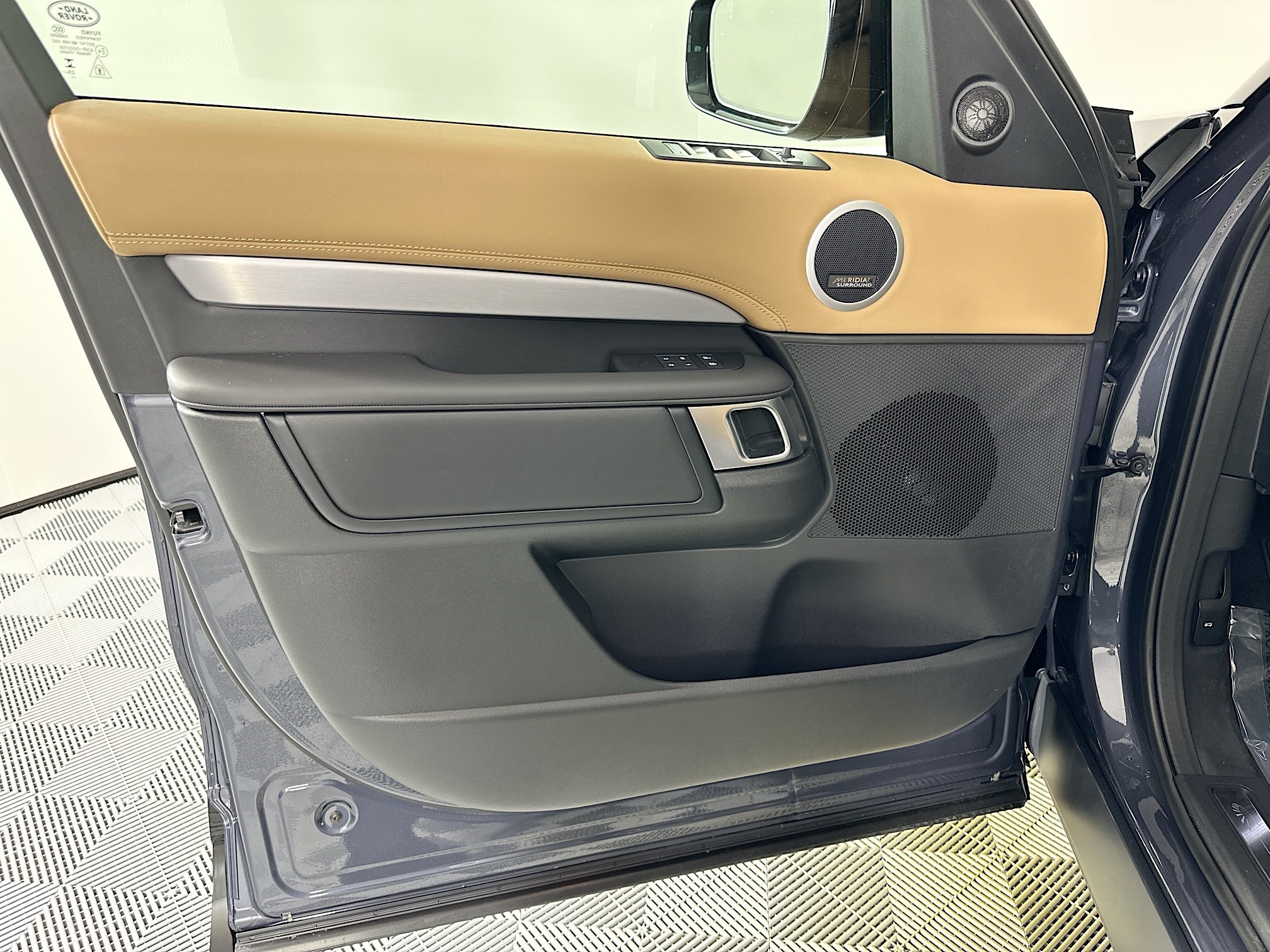 new 2026 Land Rover Discovery car, priced at $86,981