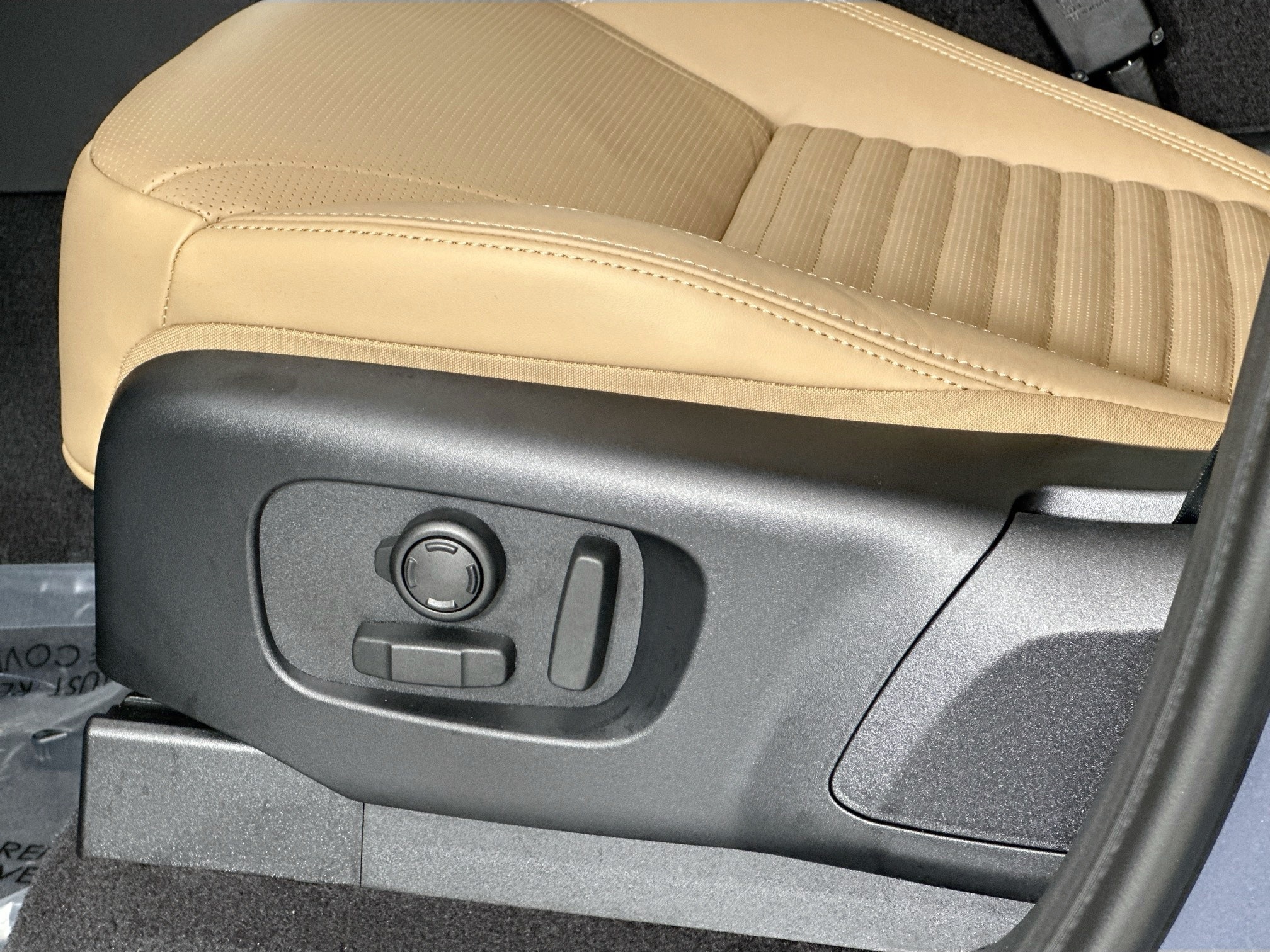 new 2026 Land Rover Discovery car, priced at $86,981