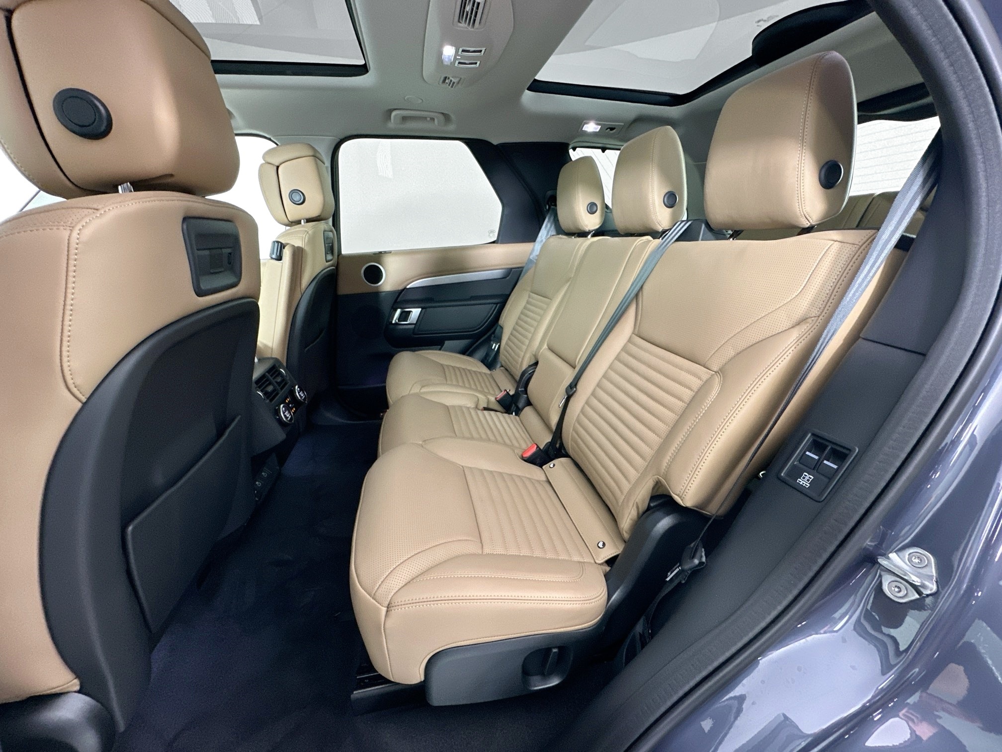 new 2026 Land Rover Discovery car, priced at $86,981