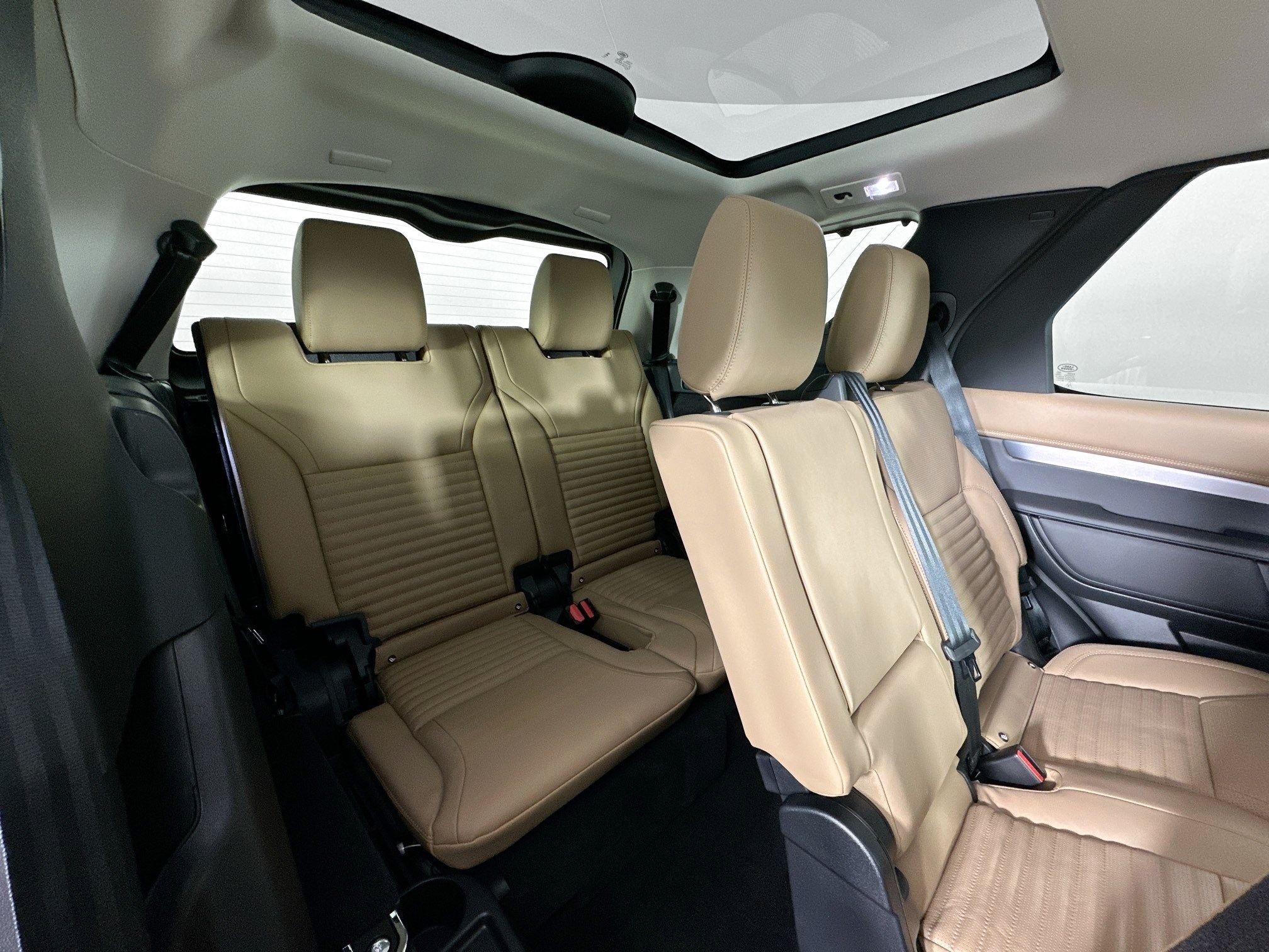 new 2026 Land Rover Discovery car, priced at $86,981