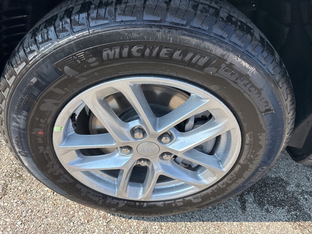 2025 Jeep Grand Cherokee Laredo X photo 3