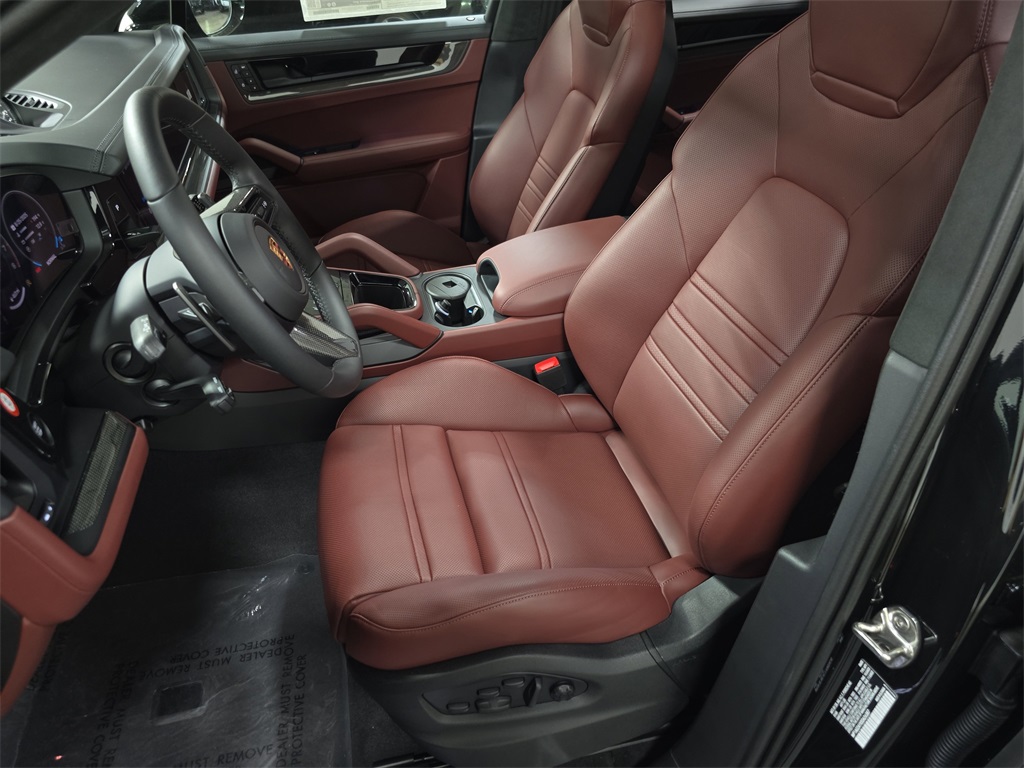 2025 Porsche Cayenne GTS photo 4