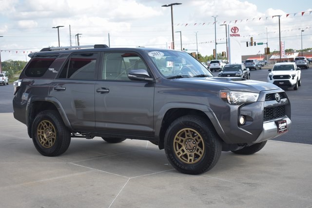 2017 Toyota 4Runner TRD Off-Road Premium photo 3