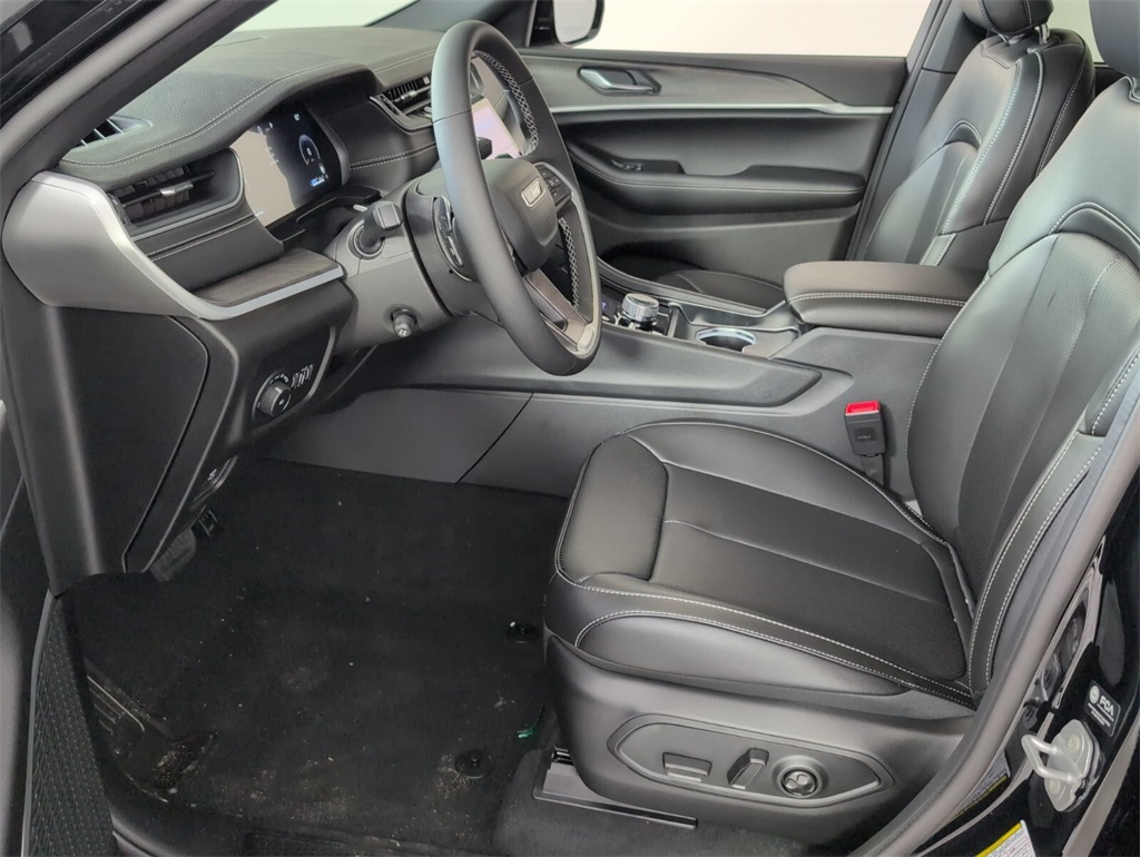 new 2025 Jeep Grand Cherokee car, priced at $45,180