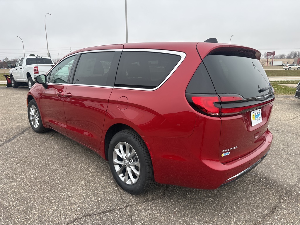 2026 Chrysler Pacifica photo 2