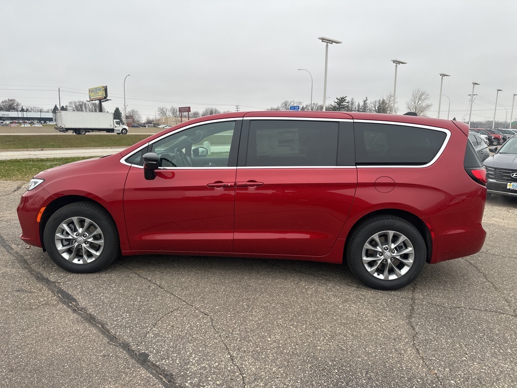 2026 Chrysler Pacifica photo 3