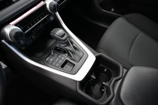 2025 Toyota RAV4 LE photo 18