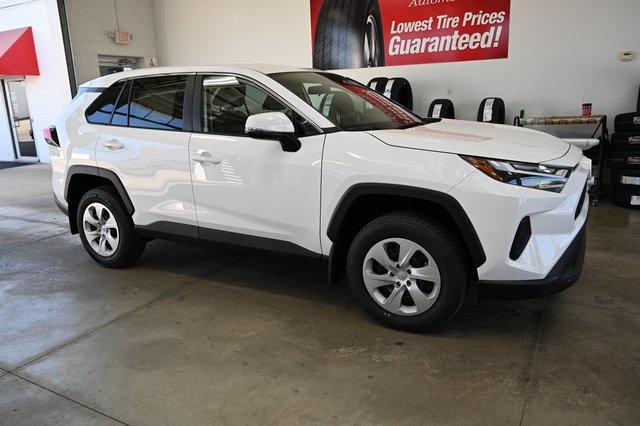 2025 Toyota RAV4 LE photo 4
