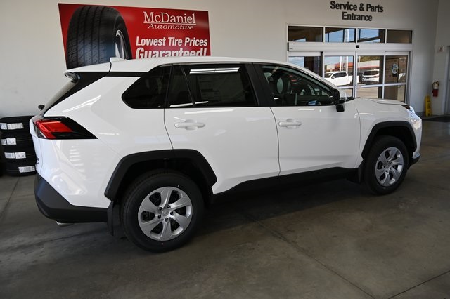 2025 Toyota RAV4 LE photo 5