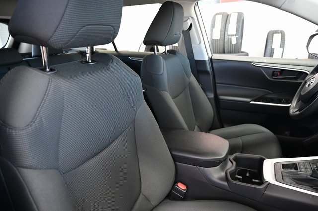 2025 Toyota RAV4 LE photo 9