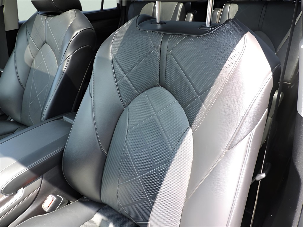 2022 White Toyota Highlander Platinum AWD SUV