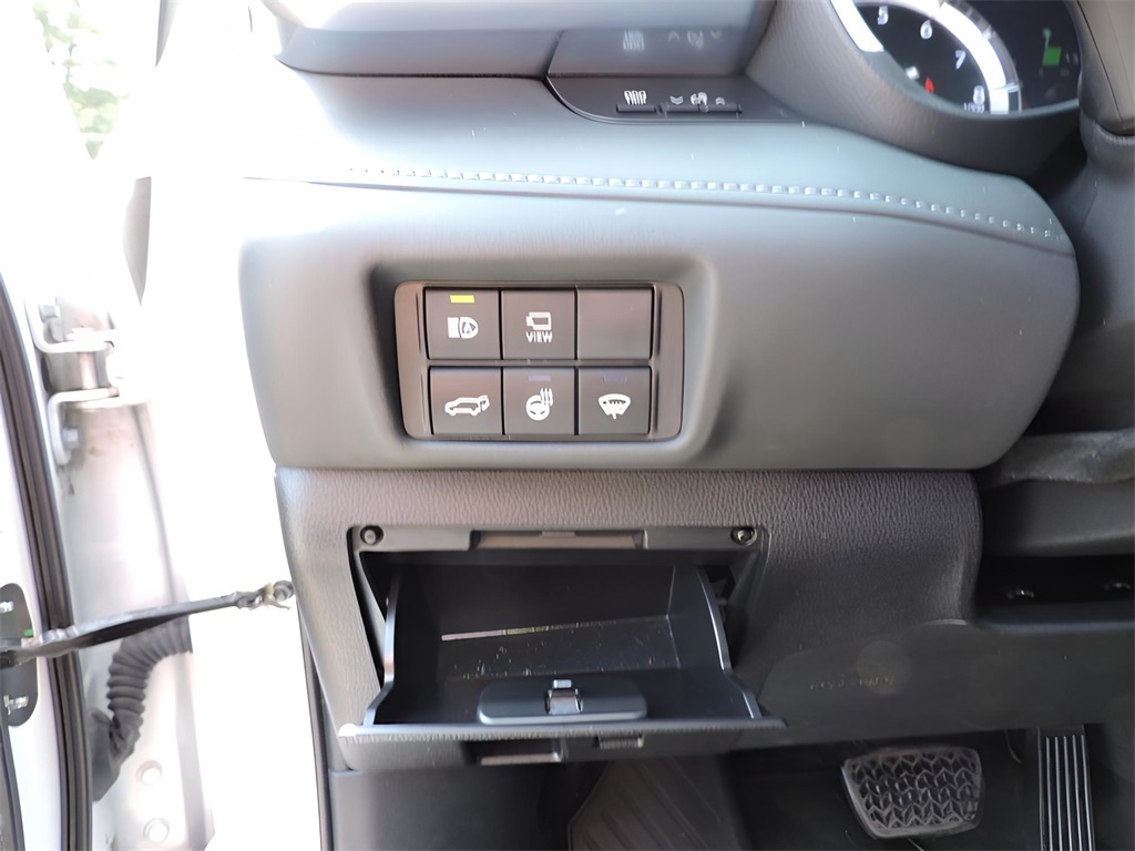 2022 White Toyota Highlander Platinum AWD SUV