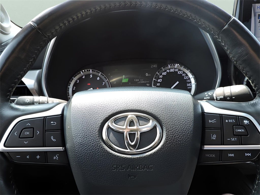 2022 White Toyota Highlander Platinum AWD SUV