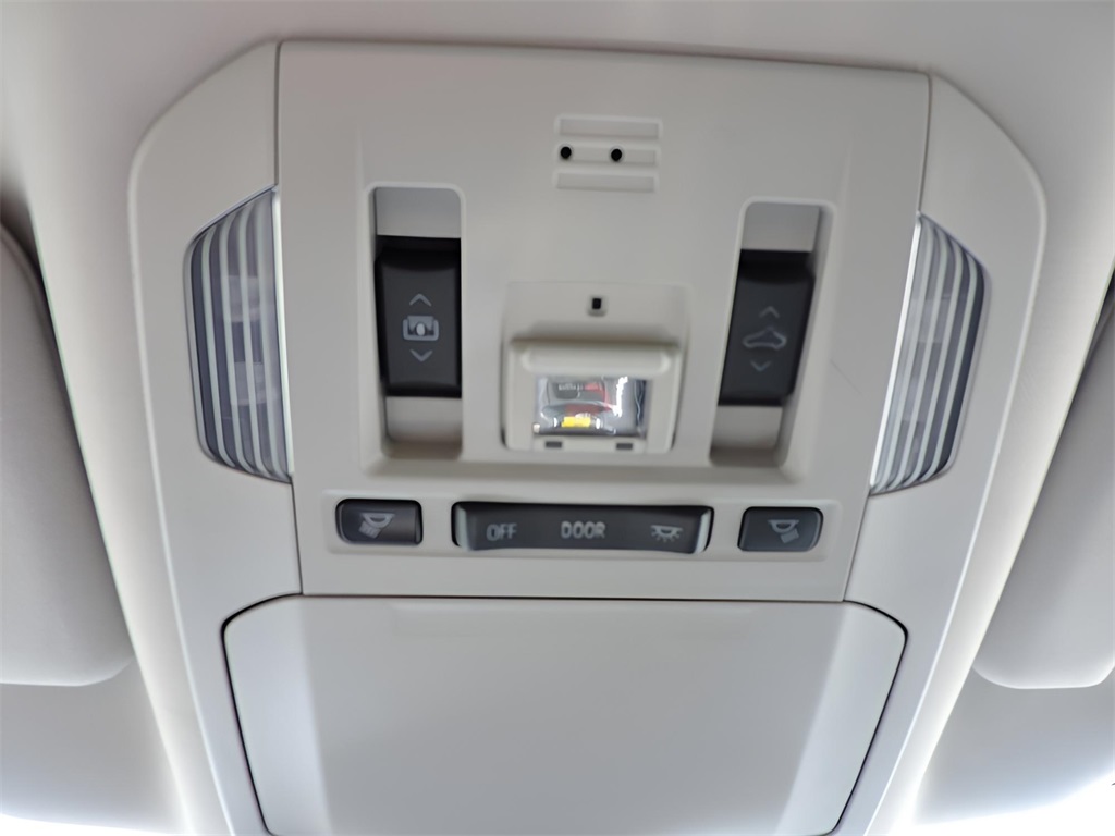 2022 White Toyota Highlander Platinum AWD SUV