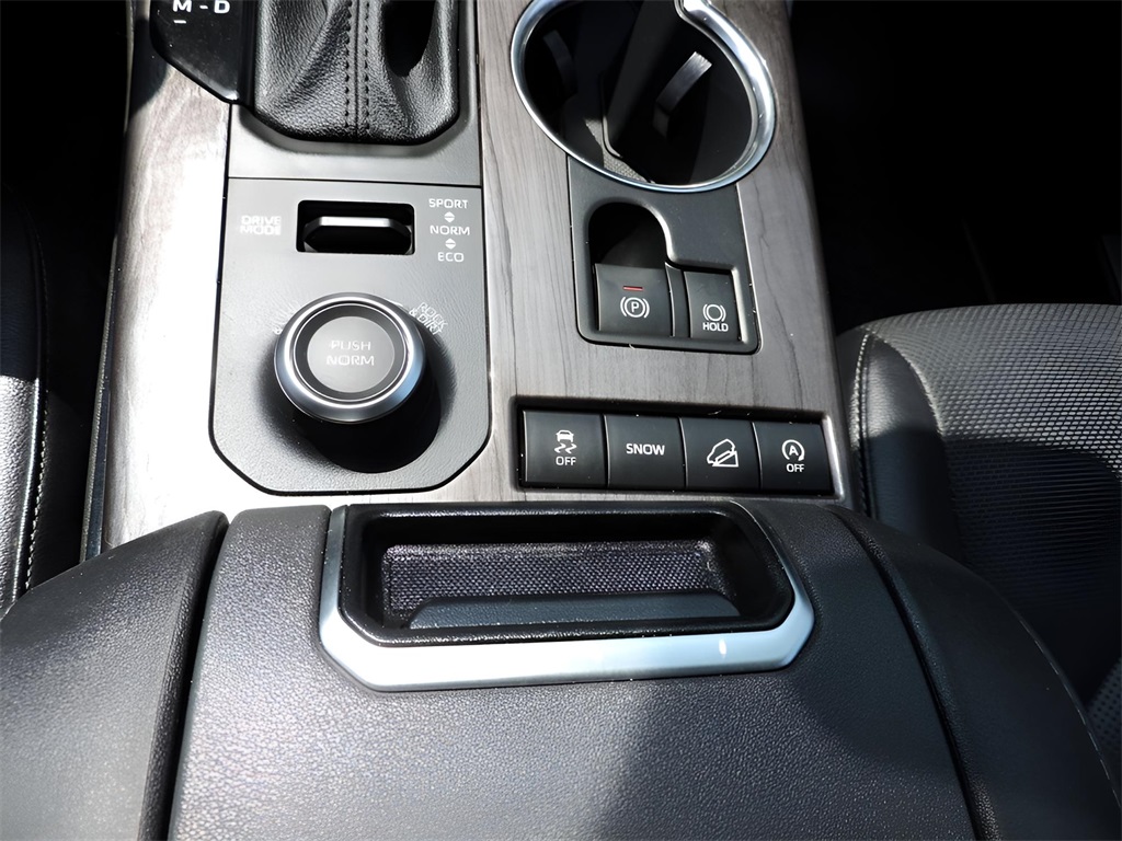 2022 White Toyota Highlander Platinum AWD SUV