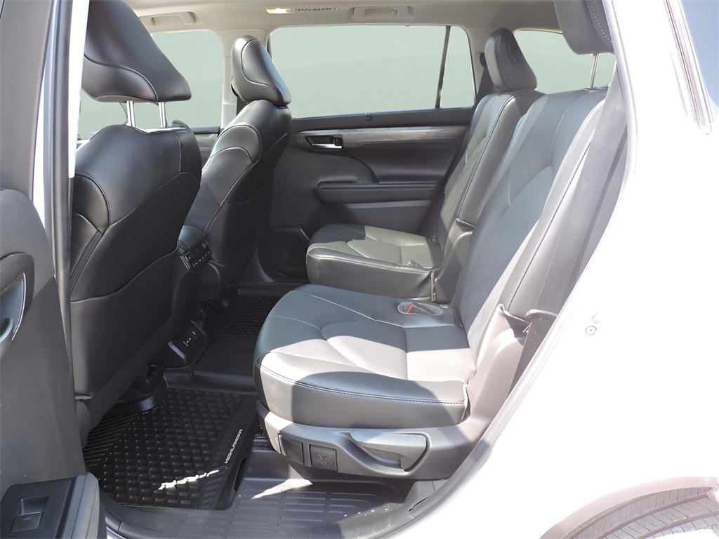 2022 White Toyota Highlander Platinum AWD SUV