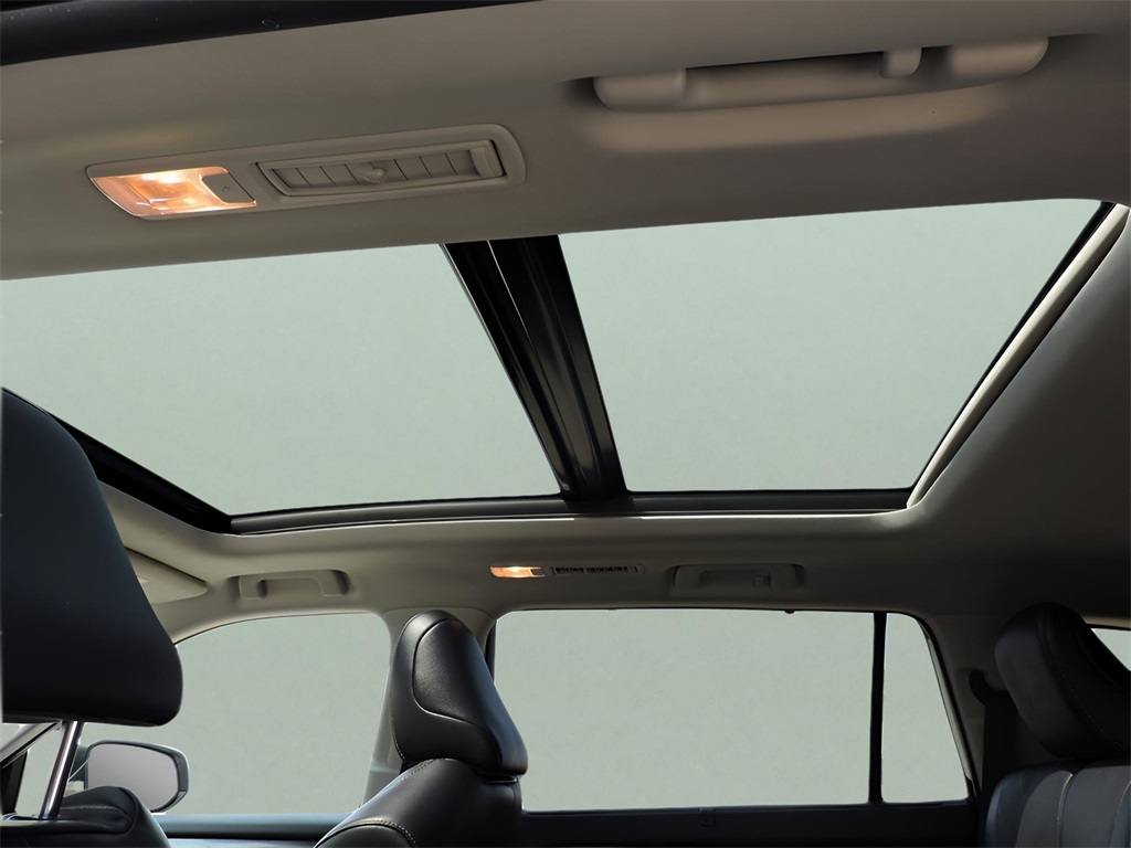 2022 White Toyota Highlander Platinum AWD SUV