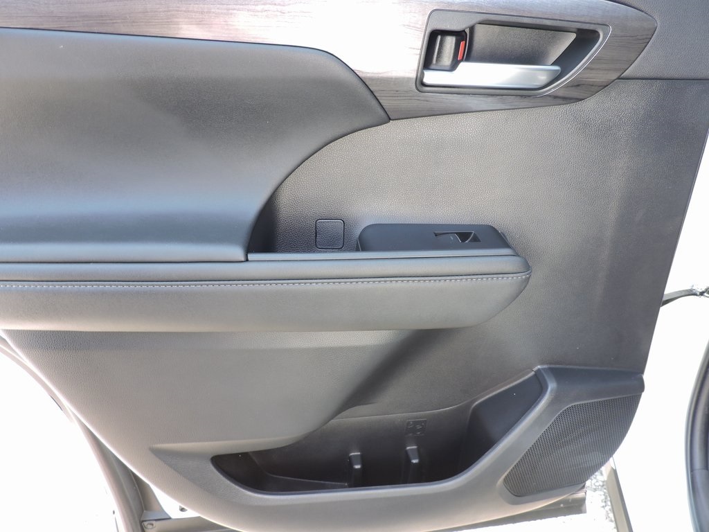 2022 White Toyota Highlander Platinum AWD SUV