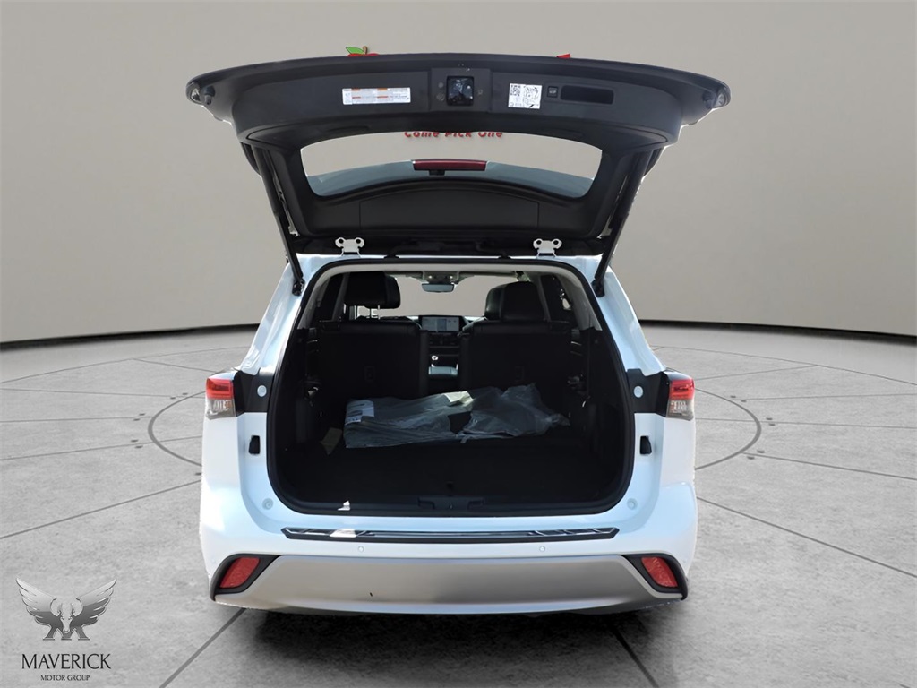 2022 White Toyota Highlander Platinum AWD SUV