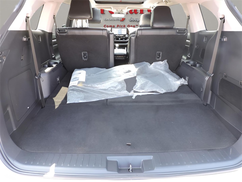 2022 White Toyota Highlander Platinum AWD SUV