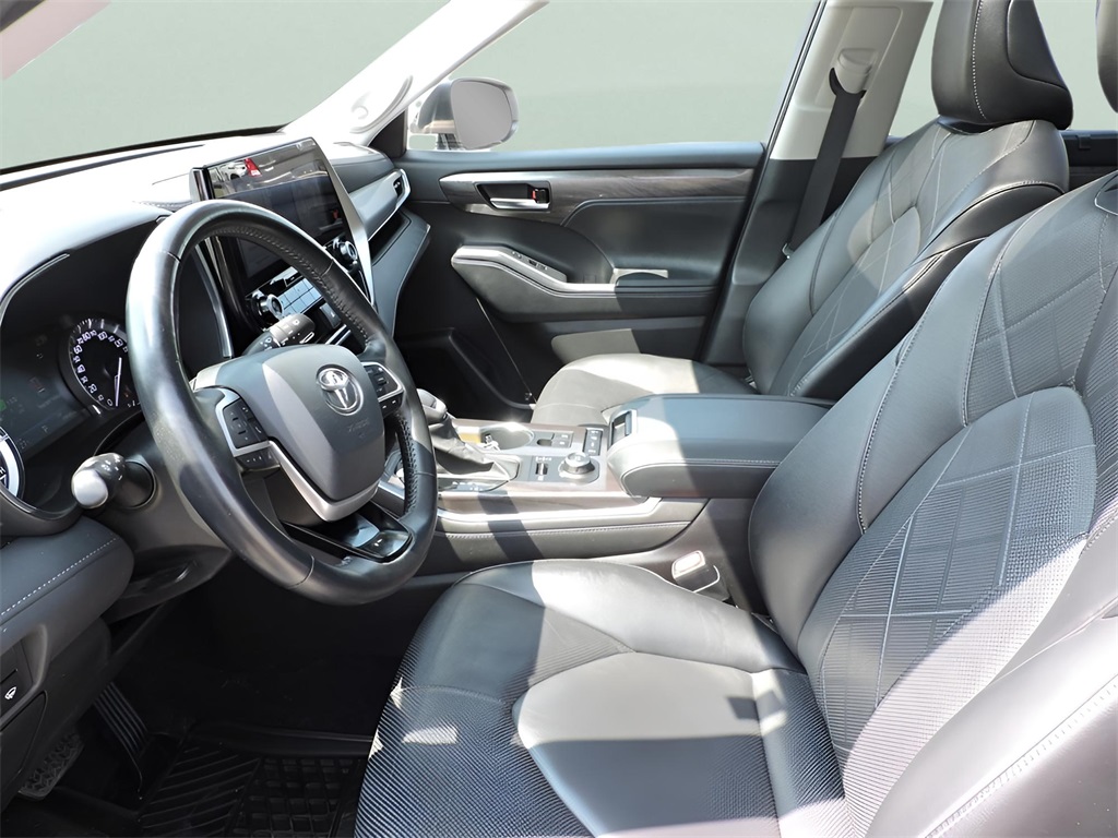 2022 White Toyota Highlander Platinum AWD SUV