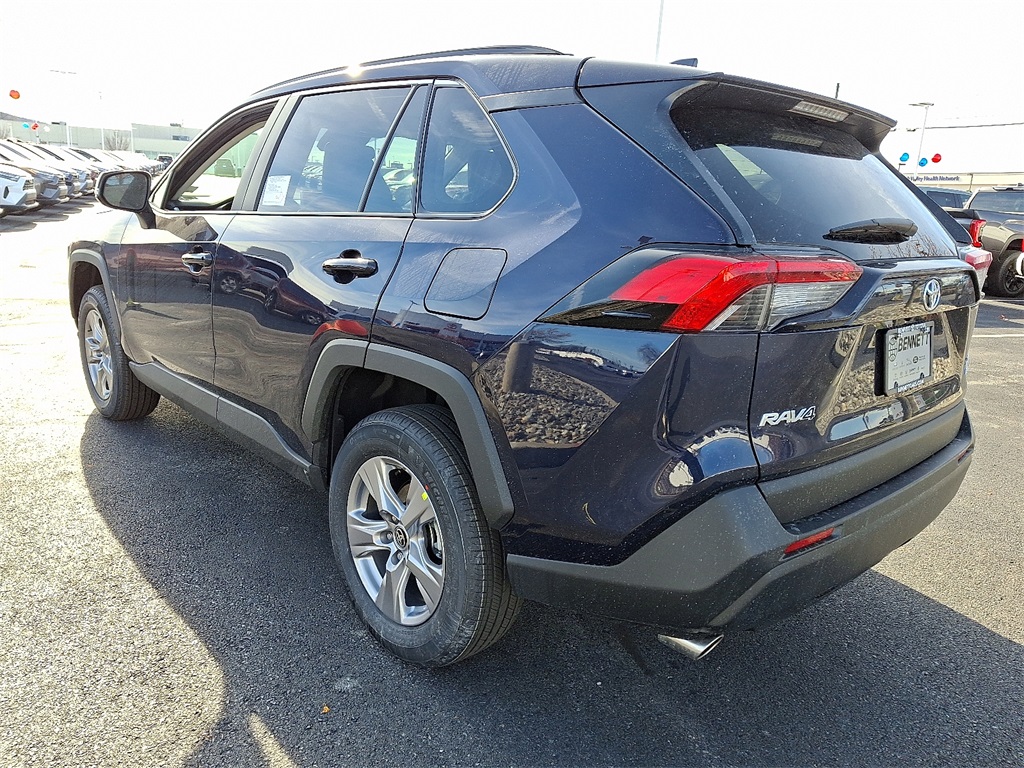 2025 Toyota RAV4 XLE photo 4