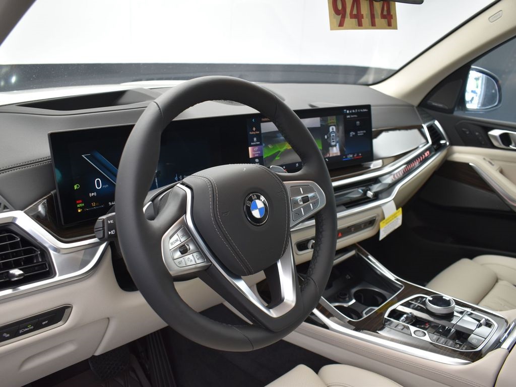 2026 Mineral White Metallic BMW X7 xDrive40i AWD SUV