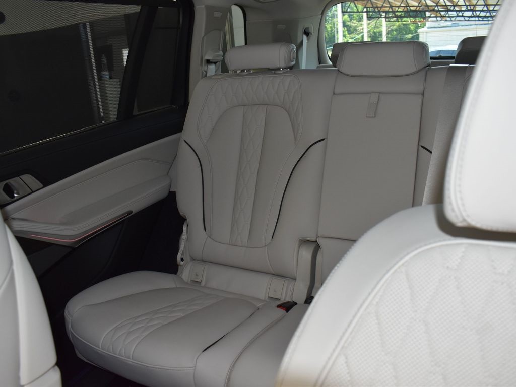 2026 Mineral White Metallic BMW X7 xDrive40i AWD SUV