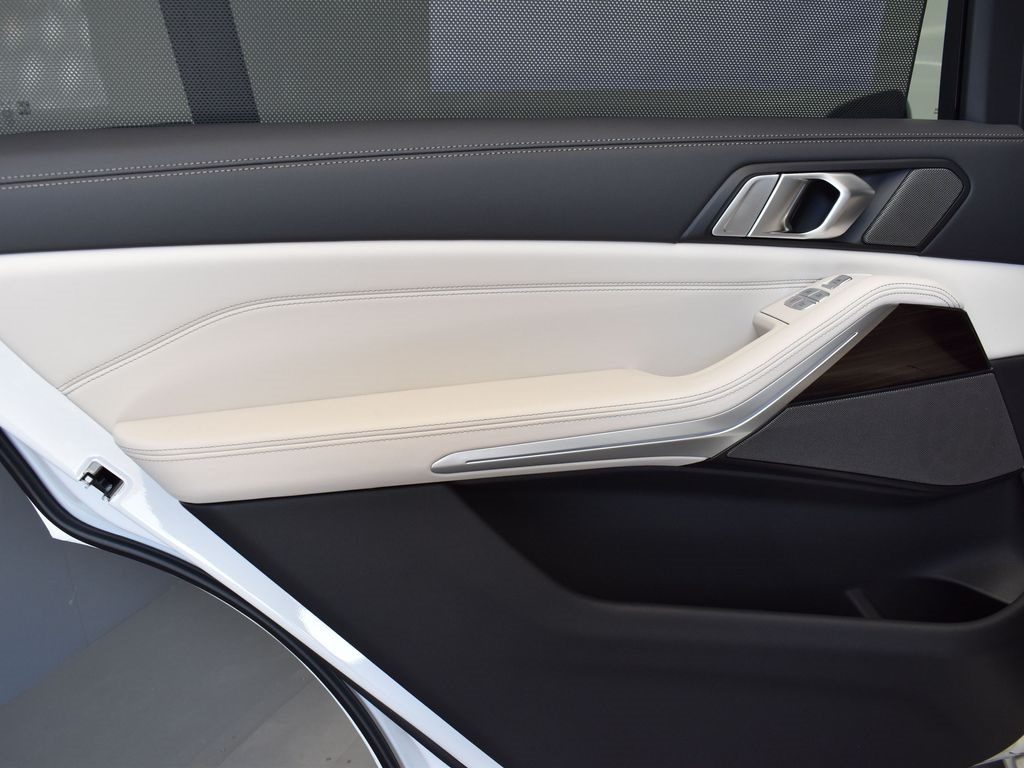 2026 Mineral White Metallic BMW X7 xDrive40i AWD SUV