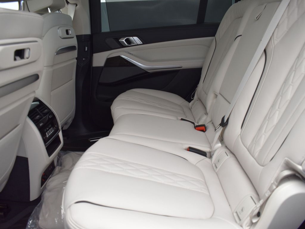 2026 Mineral White Metallic BMW X7 xDrive40i AWD SUV