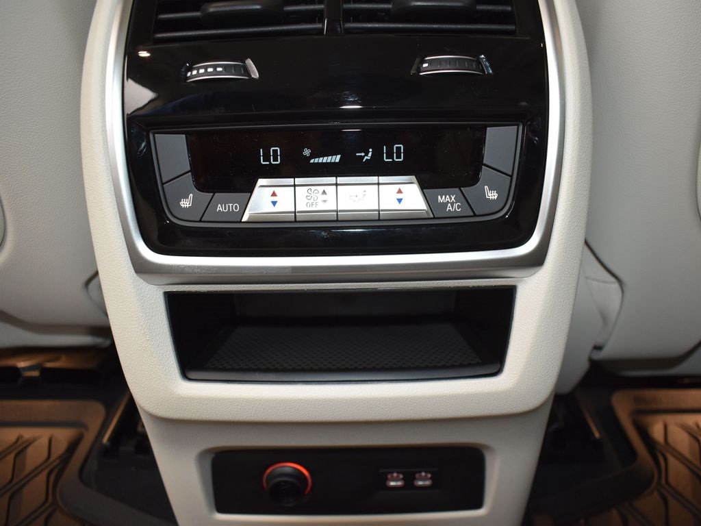 2026 Mineral White Metallic BMW X7 xDrive40i AWD SUV