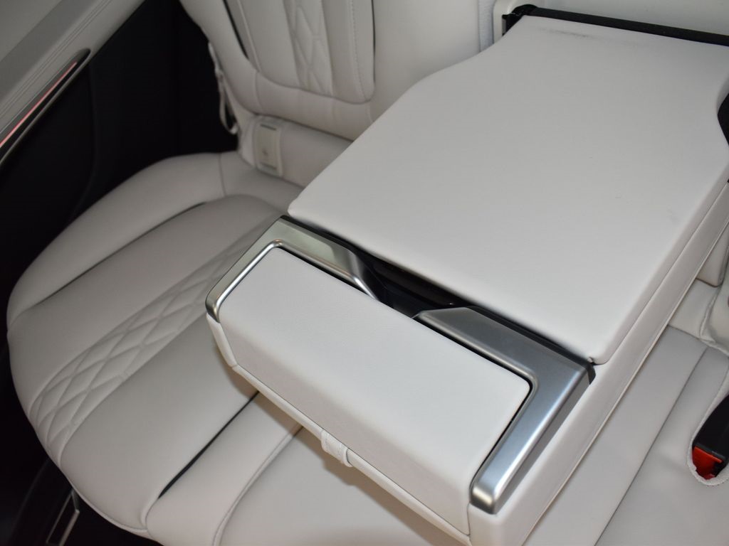 2026 Mineral White Metallic BMW X7 xDrive40i AWD SUV