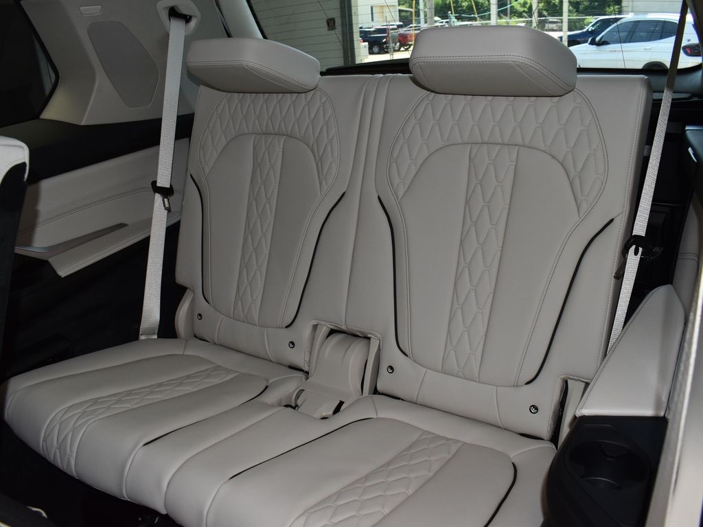 2026 Mineral White Metallic BMW X7 xDrive40i AWD SUV