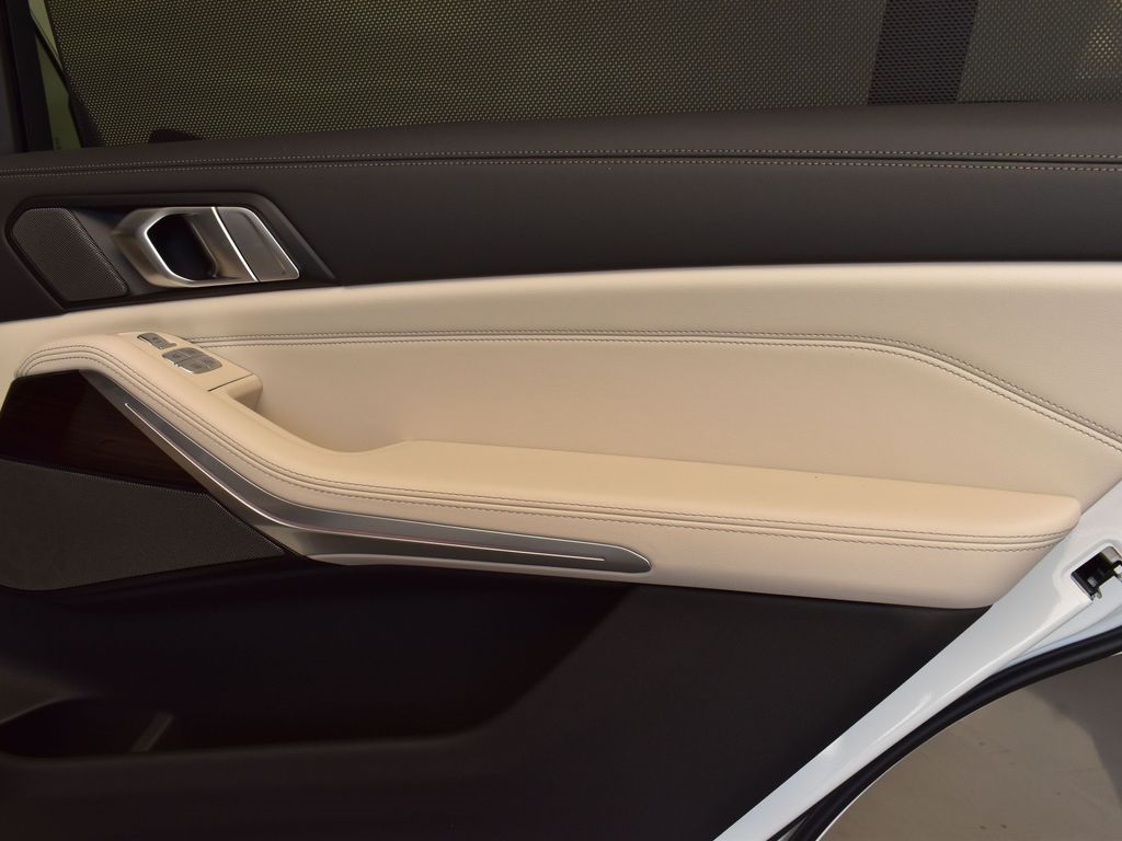 2026 Mineral White Metallic BMW X7 xDrive40i AWD SUV
