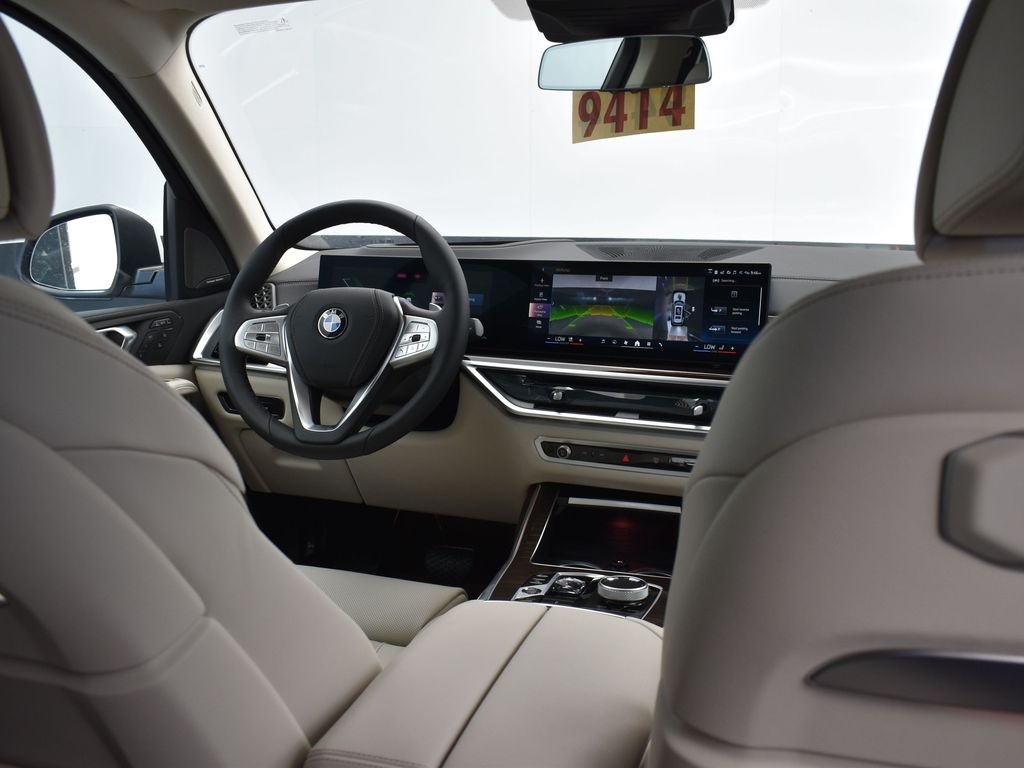 2026 Mineral White Metallic BMW X7 xDrive40i AWD SUV